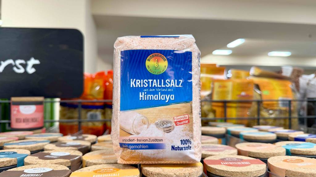 Eine Packung getestestes Himalaya-Salz steht in einem Geschäft auf Gewürzdosen.