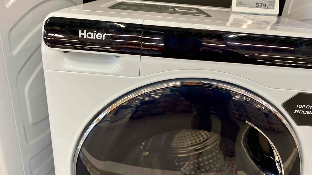 Waschmaschine-5-kg getestet: geschlossenes Waschmittelfach von einer Waschmaschine der Marke Haier im Blick.
