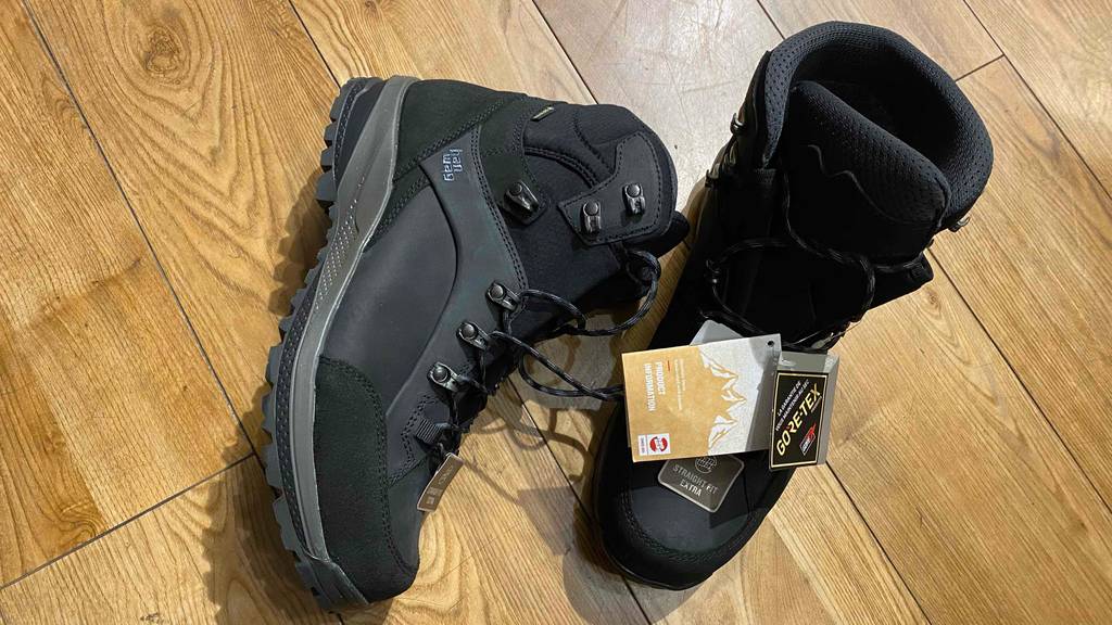 Gore-tex-Wanderschuhe-Herren-Test: Ein Wanderschuh stehend und der andere daneben liegend, mit Etikett.