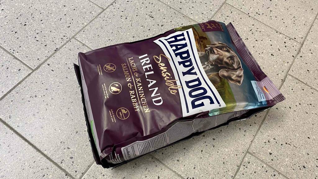 Happy-Dog-Hundefutter-Test: Eine Packung Happy-Dog-Hundefutter auf einem Boden liegend mit Informationen zum Produkt. Sorte: Lachs und Kaninchen.