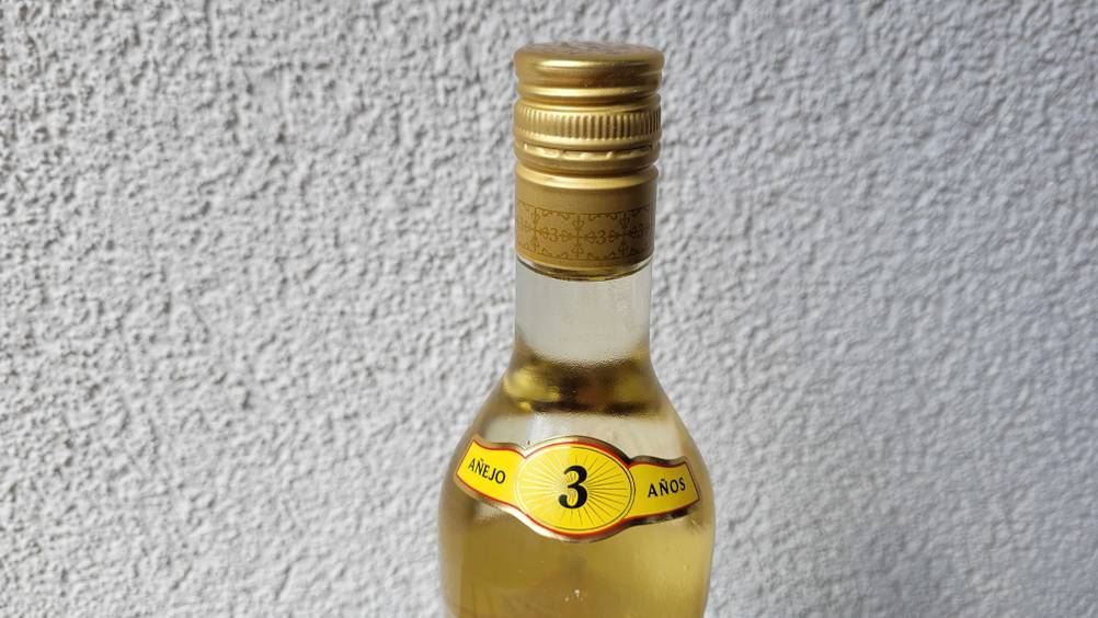 Detailaufnahme des Labels mit 3 Anos einer Flasche getesteten weißen Rums.