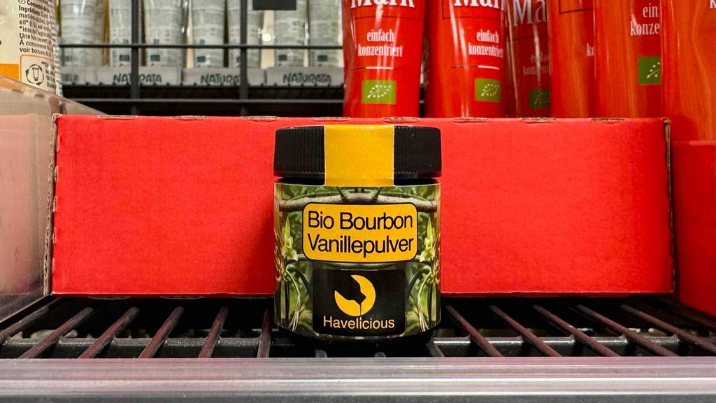Test: Ein Vanillepulver steht vor einem Karton worin sich Tomatenmark befindet.