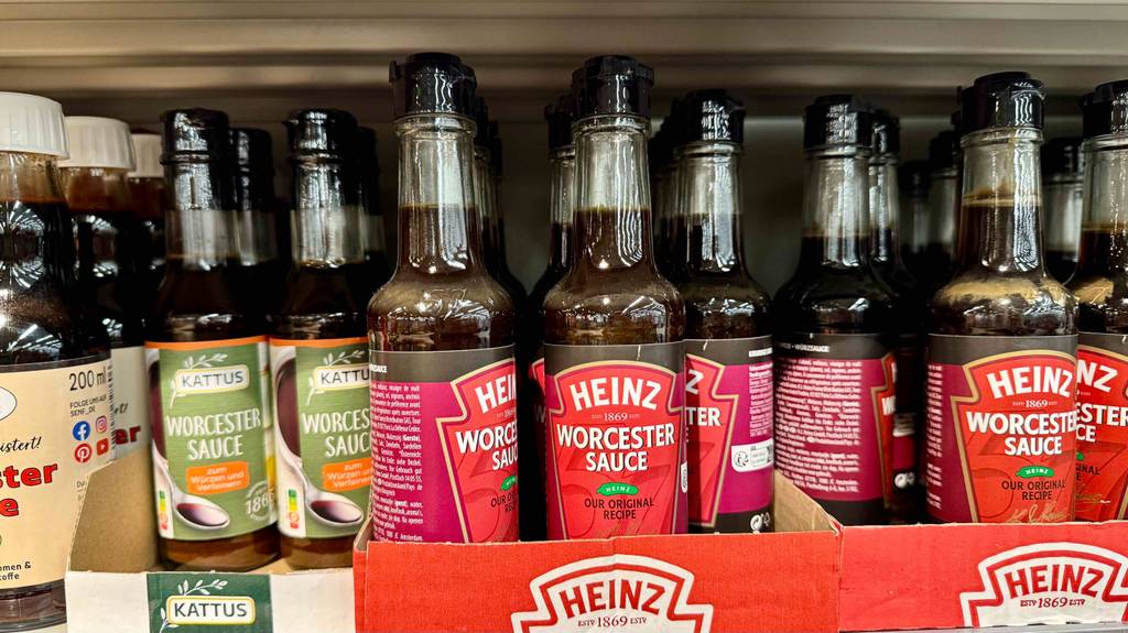 Mehrere getestete Worcestersaucen von verschiedenen Herstellern stehen in einem Regal.