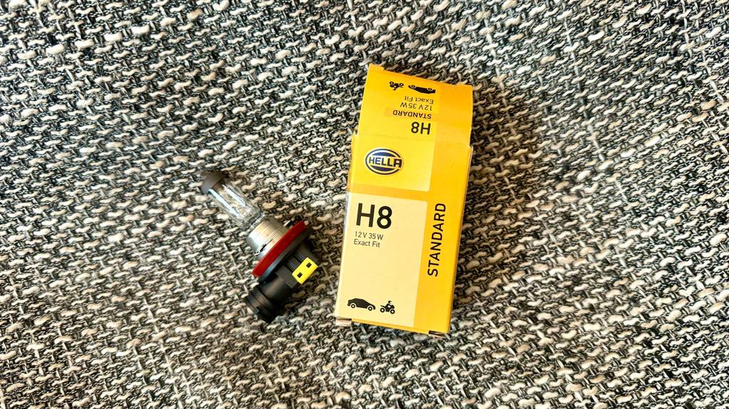 Die getestete H8-Birne liegt neben der gelben Verpackung.