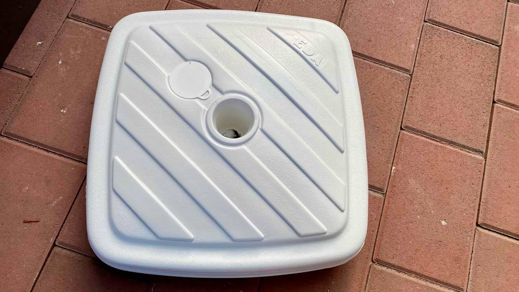 Schirmständer im Test: ein weißer Schirmständer mit geöffneter Öffnung von oben ersichtlich.