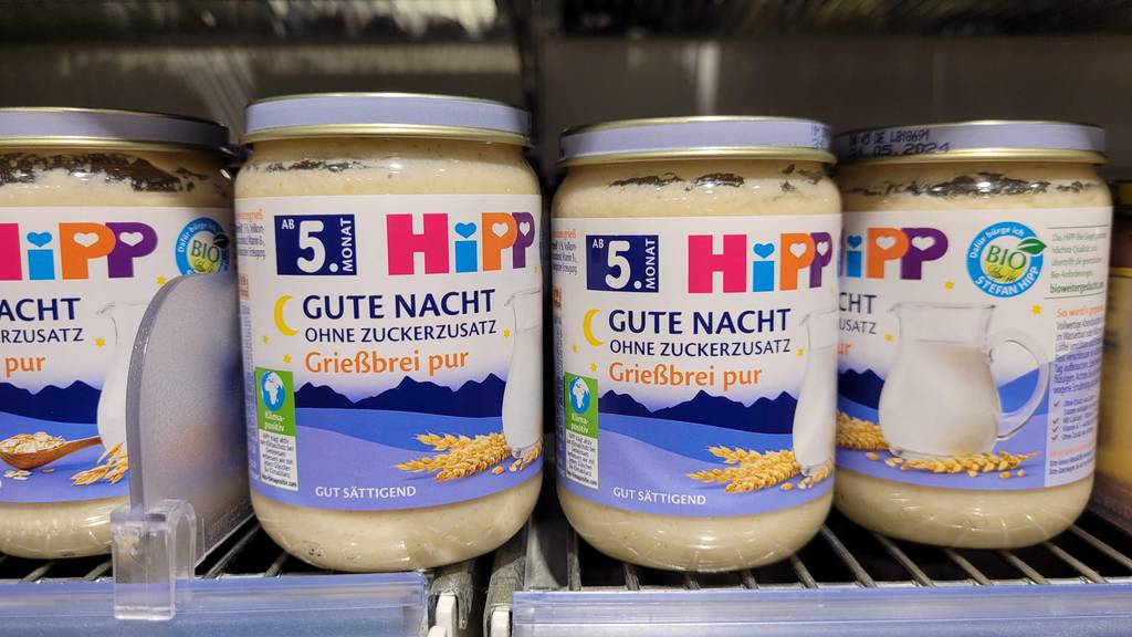 Im Test: Zwei Gläser mit Grießbrei für Babys stehen nebeneinander im Regal.