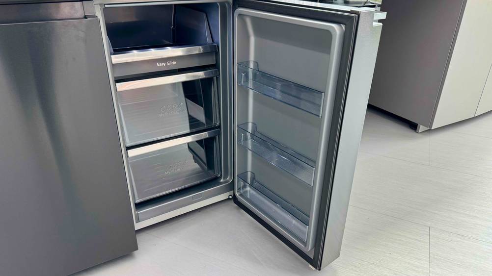Das Tiefkühlabteil des getesteten Hisense-Kühlschranks im Fokus