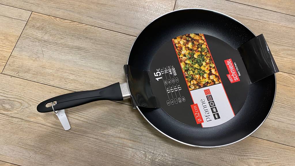 Pfanne 32 cm im Test: Pfanne von der Vorderseite zu sehen.