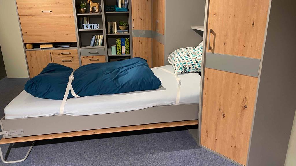 Schrankbett im Test: ein Schrankbett von der Seite mit gesamten Schrank ersichtlich.