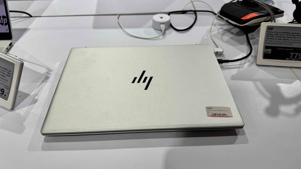 Im Test: Das HP-Pavillion steht geschlossen auf einem Ausstellungstisch im Verkauf.
