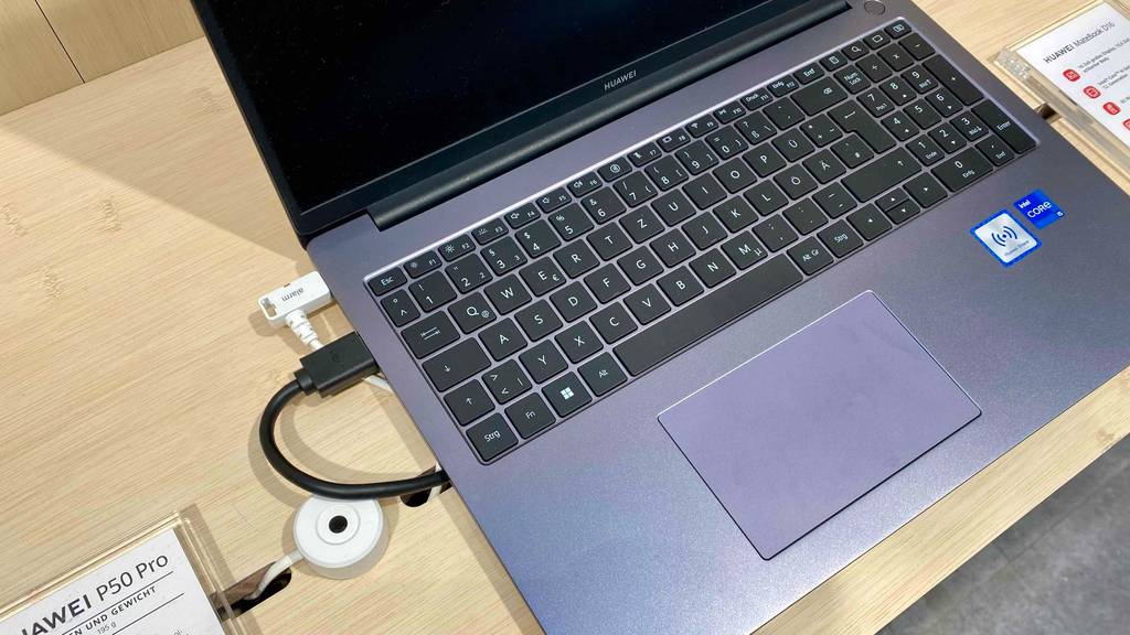 Business-Notebook getestet: ein Business-Notebook im ausgescchalteten Zustand mit Blick auf die Tastatur.