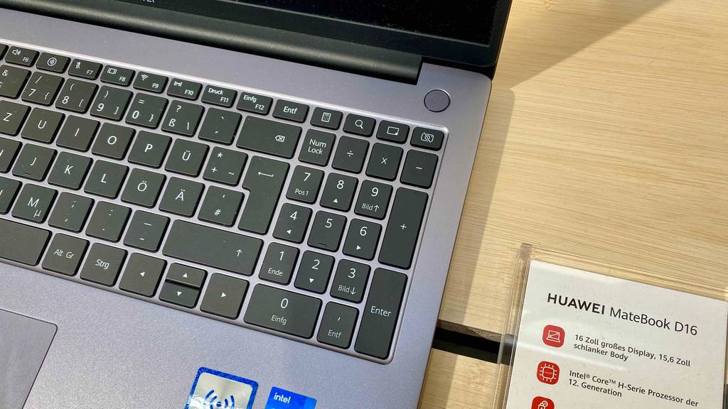Business-Notebook im Test: Nummernblock eines Business-Notebooks im Fokus.