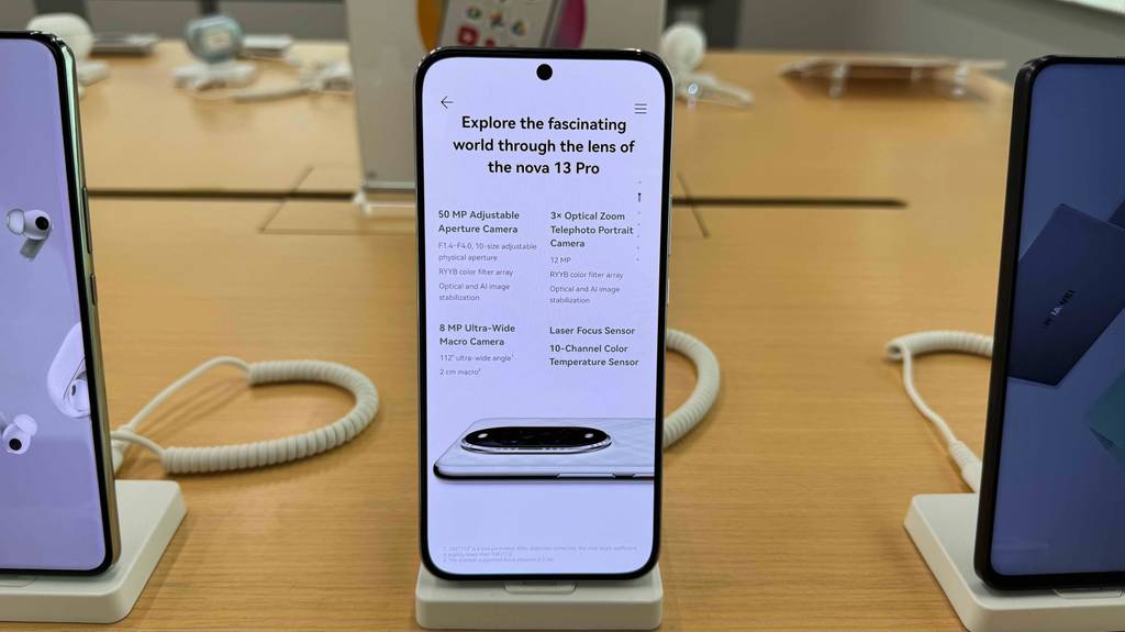 Nahaufnahme des eingeschalteten Displays eines Smartphone bis 600 Euro im Test.