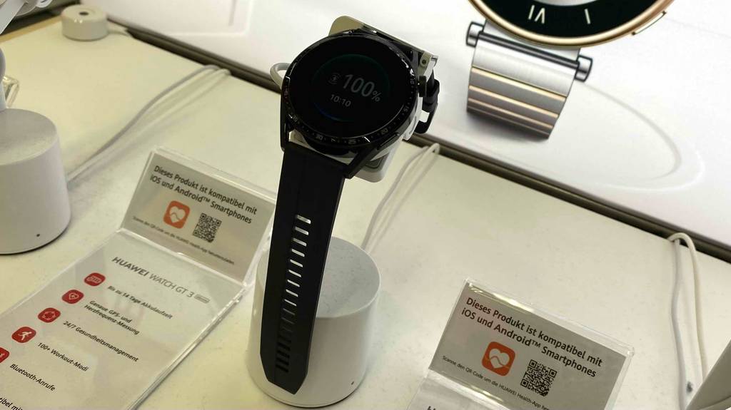 Auf einem Verkaufständer befindet sich eine getestete Huawei-Smartwatch.