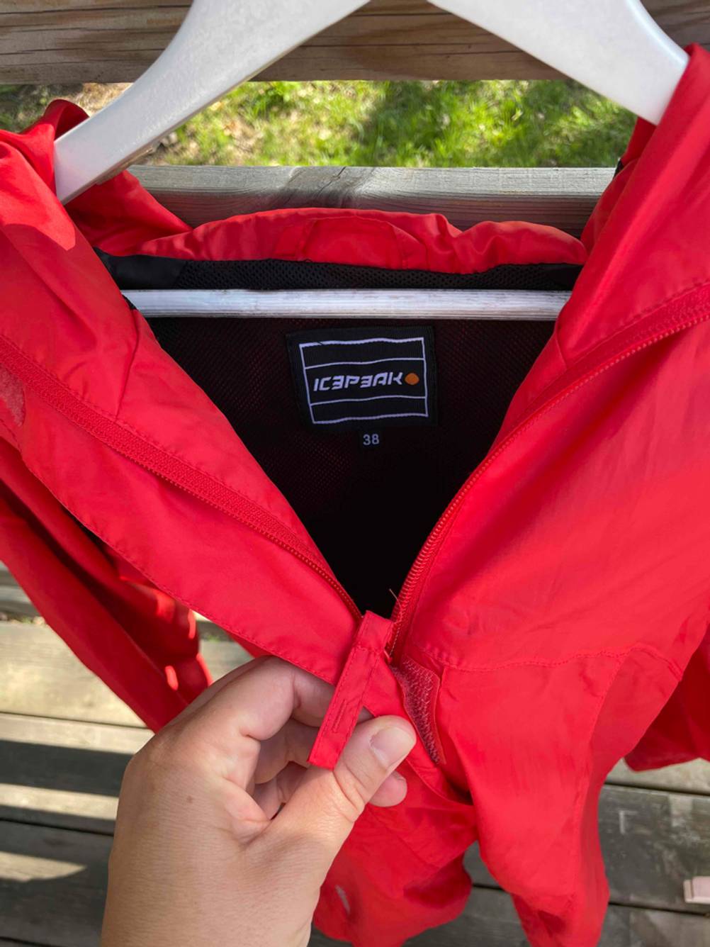 Fahrradjacke auf einem Kleiderbügel.