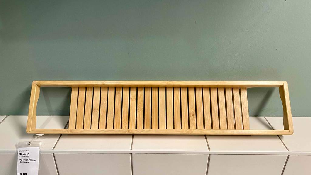 Im Test: Eine Badewannenablage vor einer blauen Wand.