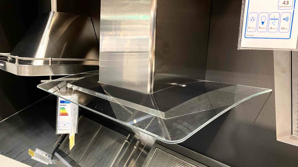 Dunstabzugshaube-80-cm getestet: Dunstabzugshaube ist neben anderem Modell in einem Geschäft ausgestellt.