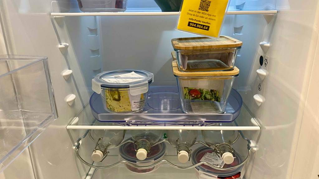 Einbaukühlschrank-mit-Gefrierfach im Test: Innenansicht eines Einbaukühlschrankes-mit-Gefrierfach mit Flaschenaufbewahrungsmöglichkeit und verschiedenen Boxen darin.