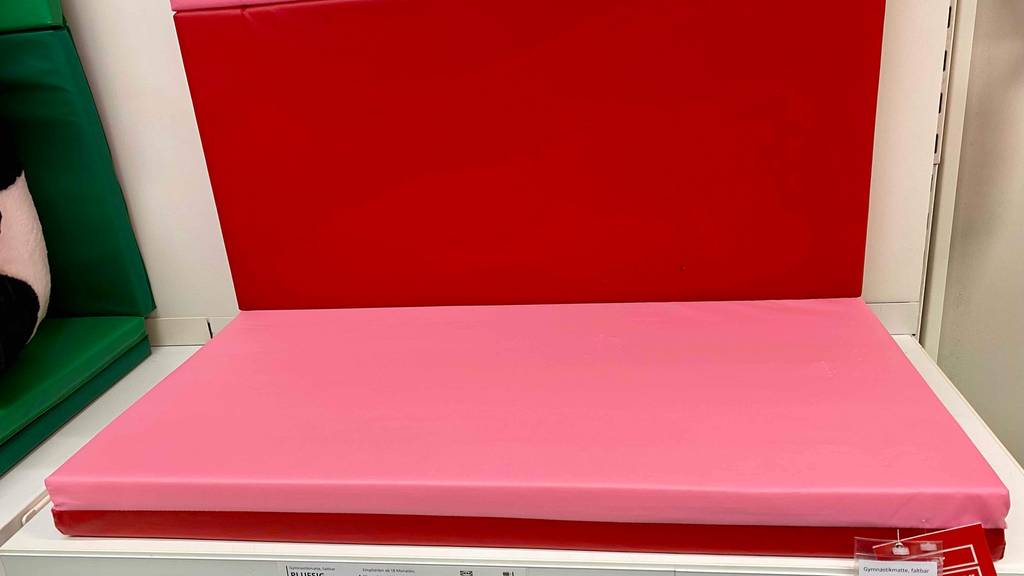 Faltbare-Gymnastikmatte-Test: eine gefaltete faltbare Gymnastikmatte ist in einem Geschäft ausgestellt.