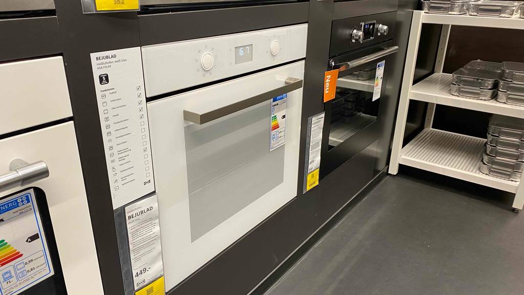 Heißluftofen im Test: ein Heißluftofen neben anderen Modellen ist in einem Geschäft ausgestellt.