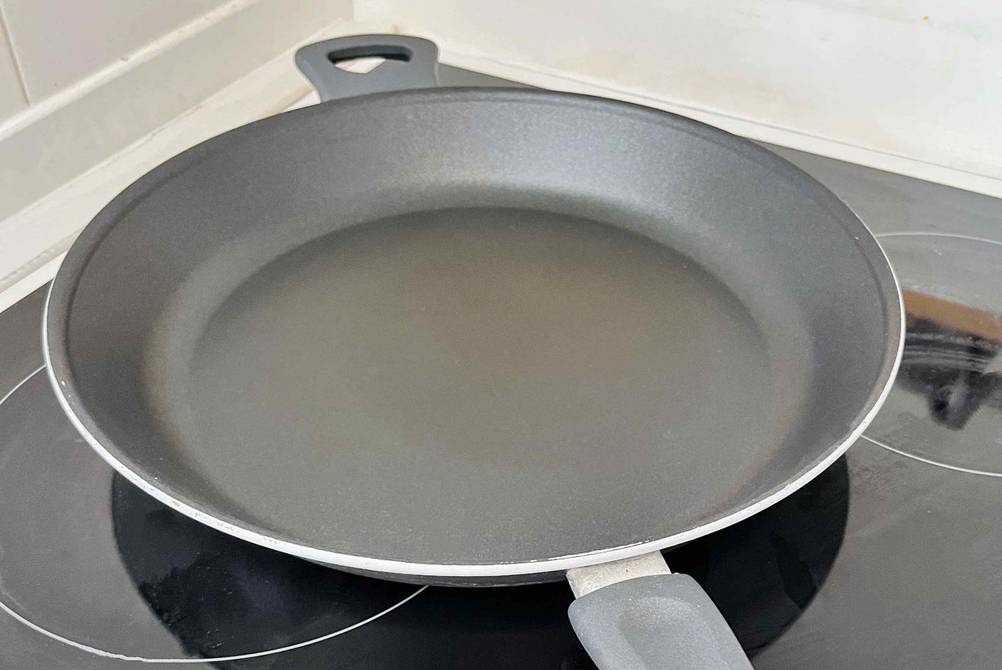 Pfanne 30 cm im Test: Eine Pfanne steht auf einer Herdplatte