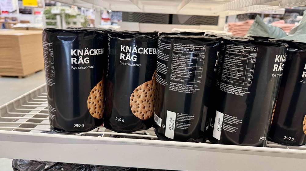 Schwedisches Knäckebrot-Test: Mehrere Verpackungen des Knäckebrots stehen in einem Regal, während die Nährwertangaben ersichtlich sind.
