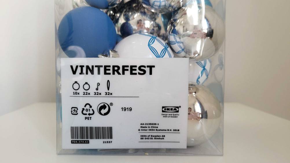Weihnachtskugeln getestet: Nahaufnahme des Labels der Verpackung.
