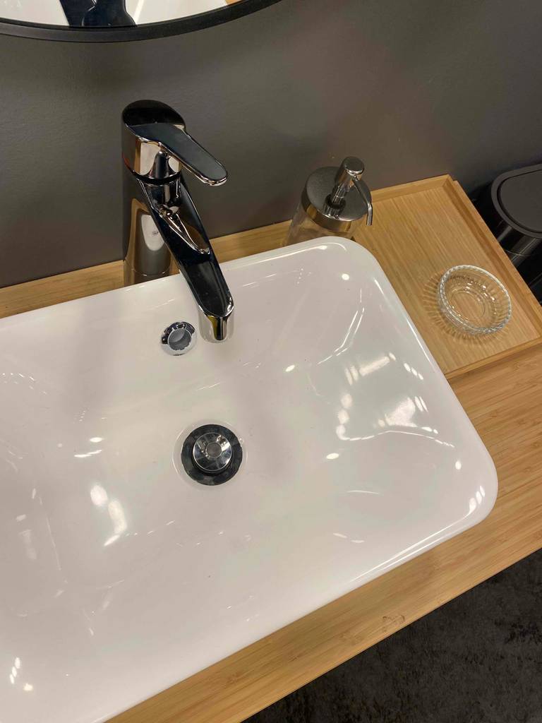 Waschbecken getestet: ein weißes Waschbecken von obnen ersichtlich.