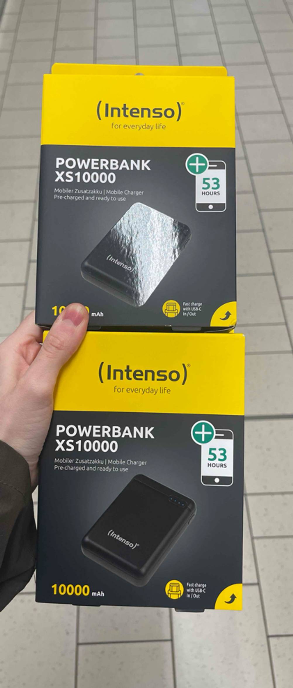 Die getesteten Intenso-Powerbank werden übereinander gehalten.