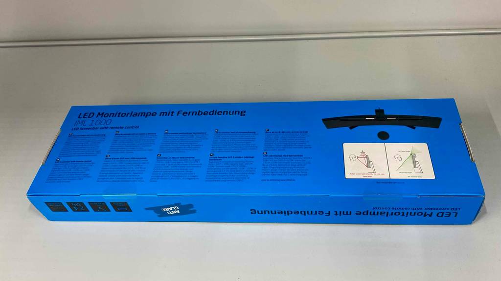 Die Rückseite der Verpackung einer getesteten Monitor-Lampe auf einer hellen Fläche.
