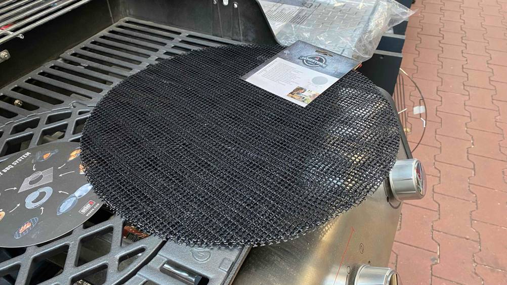 Grillmatte getestet: Eine Grillmatte ist in einem Geschäft auf einem Grill ausgelegt.