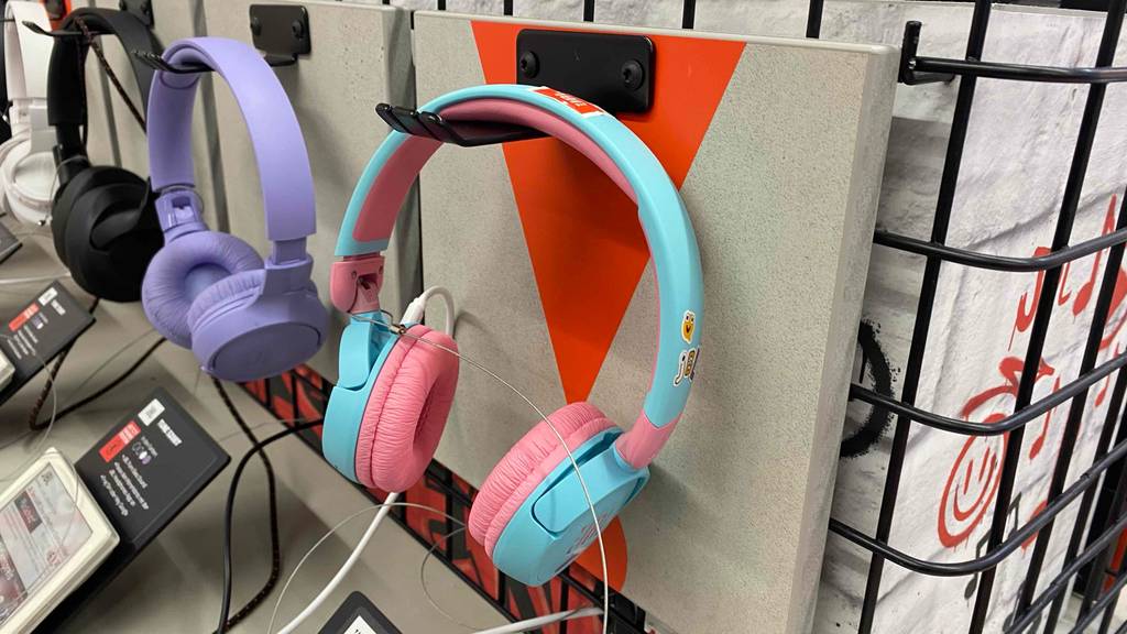 Ein getesteter Bluetooth- Kopfhörer für Kinder hängt an einem Regal.