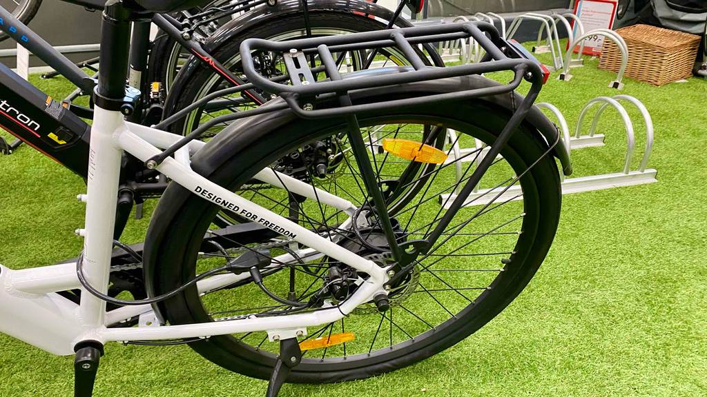 Jeep-E-Bike im Test: Hinterreifen mit Reflektoren eines Jeep-E-Bikes im Fokus.
