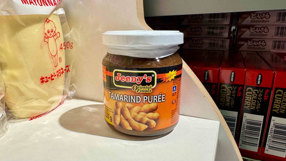 Die getestete Tamari-Sauce steht in einem Regal.