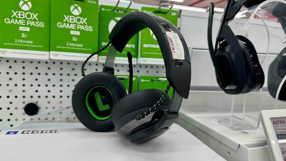Die getesteten JBL-Over-Ear-Kopfhörer mit Sicht auf das Innenohr, worauf der Buchstabr 