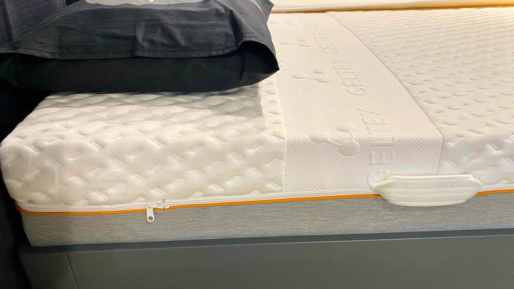 Taschenfederkernmatratze getestet: Eine Taschenfederkernmatratze für ein Einzelbett von der Seite ersichtlich.