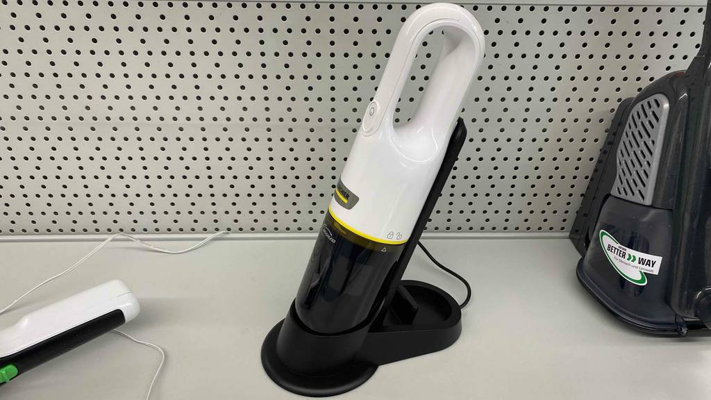 Im Test: Ein Handstaubsauger mit Kabel von der Seite auf einer hellen Fläche.