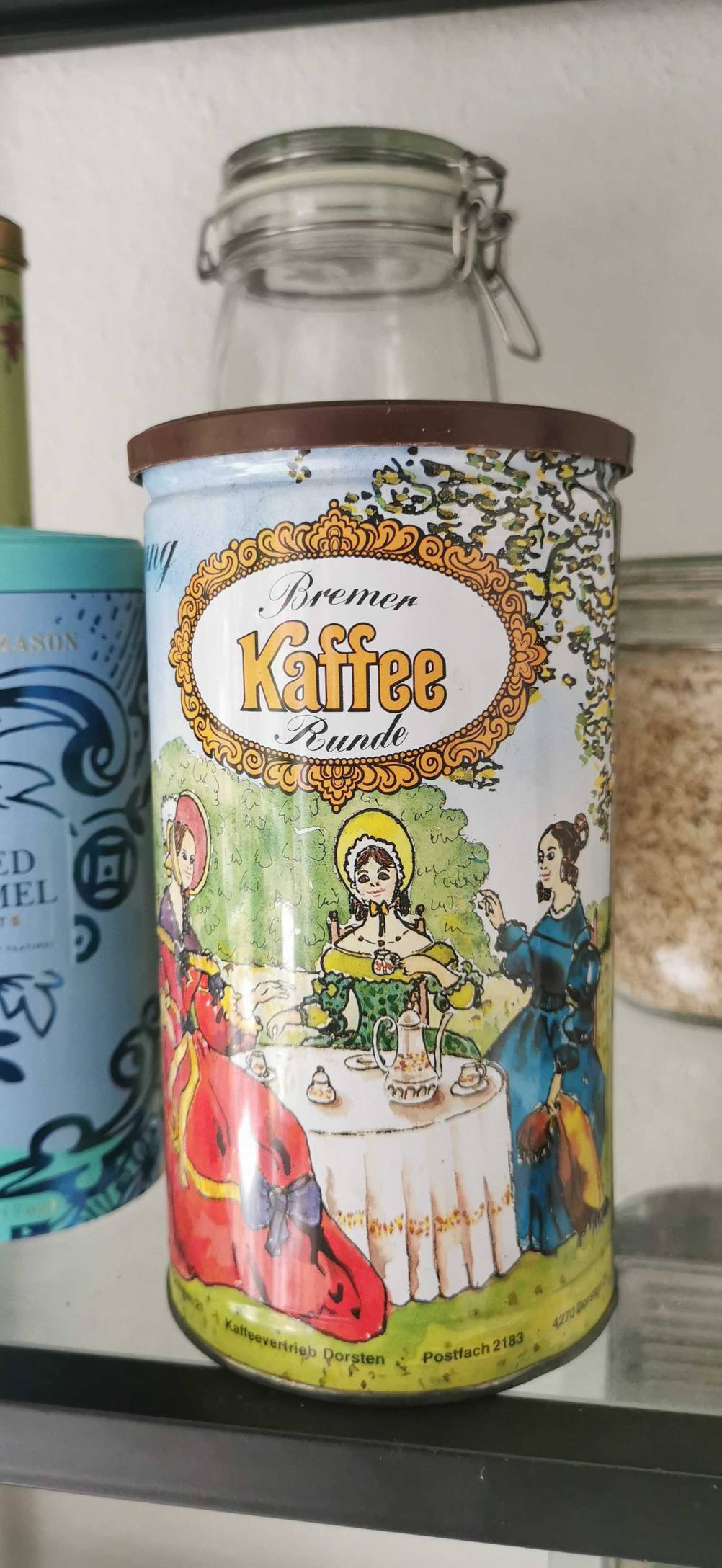 Eine getestete Kaffeedose steht neben anderen auf einem Regal.