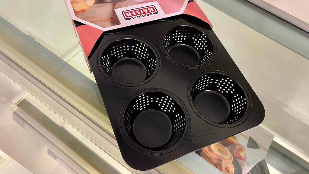 Brötchen-Backform getestet: Nahaufnahme der Förmchen mit Löchern.