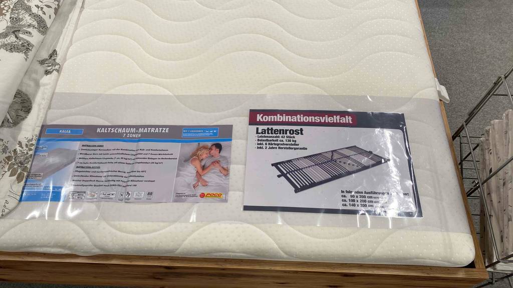 Kaltschaummatratze-180x200 getestet: eine Kaltschaummatratze auf der eine Schutzfolie liegt, mit Informationen zum Artikel.