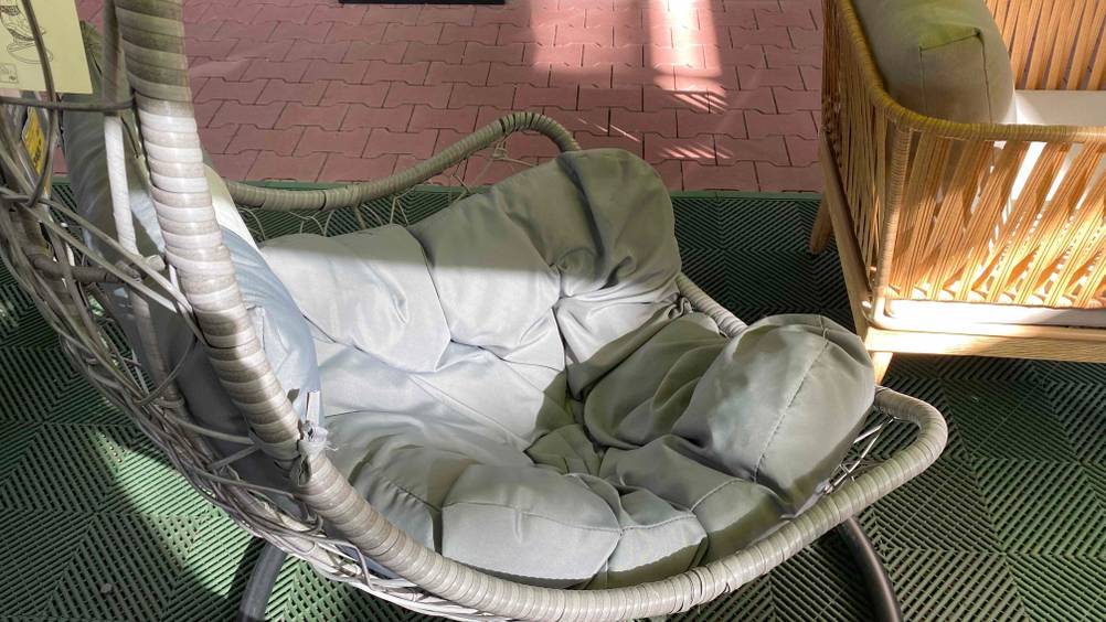 Hängesessel-Test: Hängesessel mit beigefarbenen Kissen darauf.
