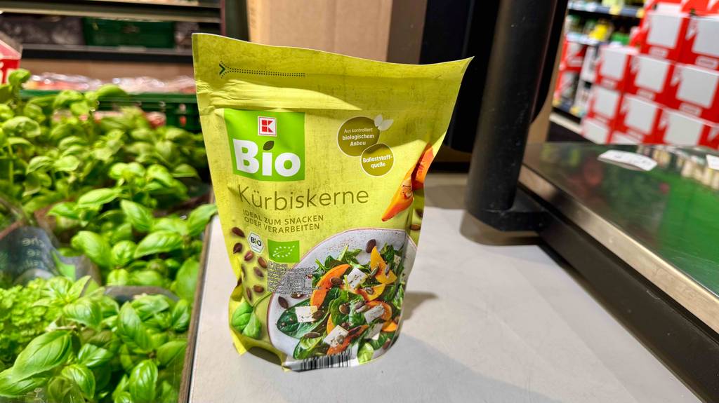 Bio-Kürbiskerne-Test: Eine Packung Bio-Kürbiskerne steht in einem Geschäft.