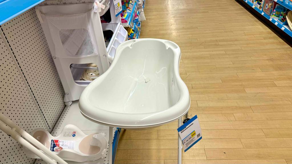 Innenansicht einer getesteten Babybadewanne mit Gestell.