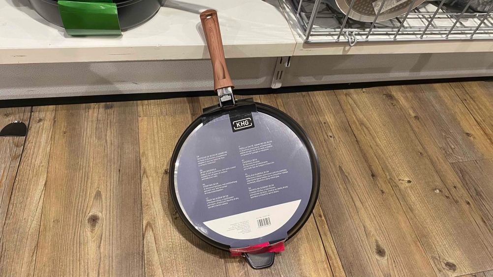 Schmorpfannen im Test: Schmorpfanne mit der Rückseite nach vorne, lehnt an einem Regal.