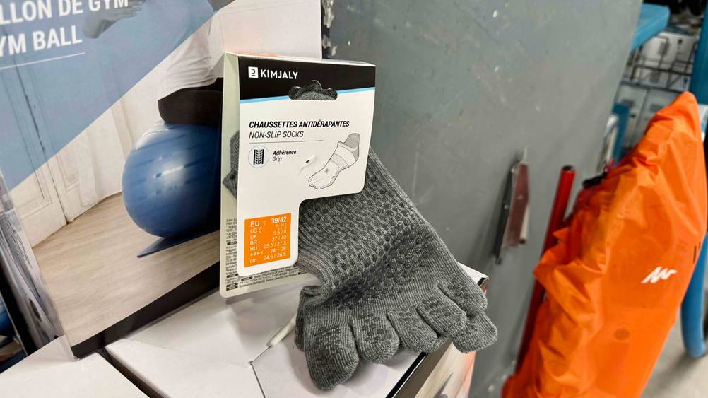 Zehensocken-Test: Die Zehensocken des Herstellers Kimjaly sind an der Verpackung befestigt.