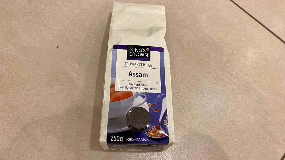 Auf einem beigen Boden liegt eine Packung des getesteten Assam-Tees.