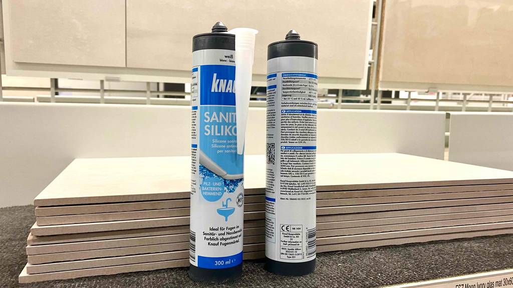 Sanitärsilikon im Test: ein Sanitärsilikon von vorn und eines von der Rückseite aus ersichtlich.