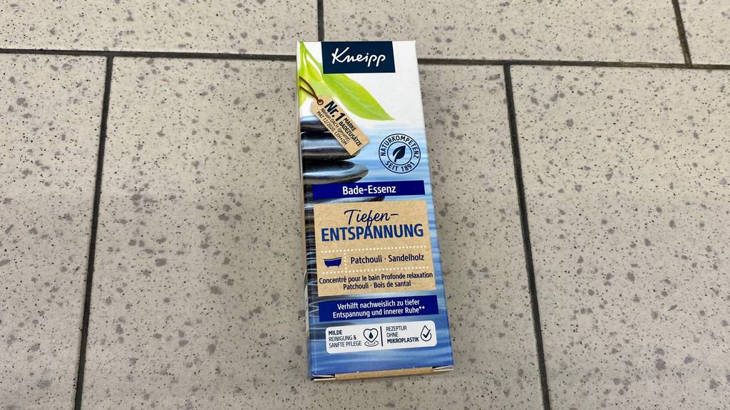 Badeöl getestet: Eine Packung Öl liegt auf einem Fließenboden