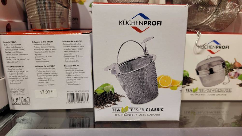 Die Verpackung des getesteten Teesiebs, das sich in einem Regal befindet.