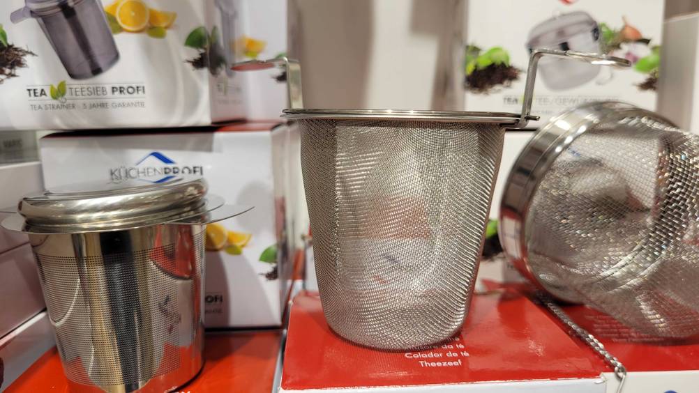 Teesieb-Test: Mehrere Teesiebe sind auf den entsprechenden Verpackungen platziert.